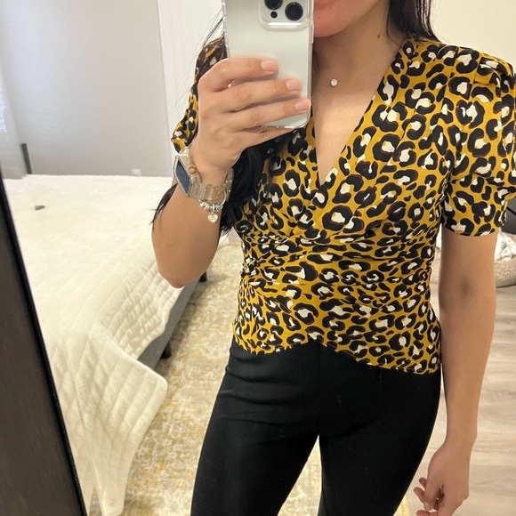 Who What Wear Leopard Print Short Sleeve Deep V-Neck Wrap Top - Picture 3 of 6